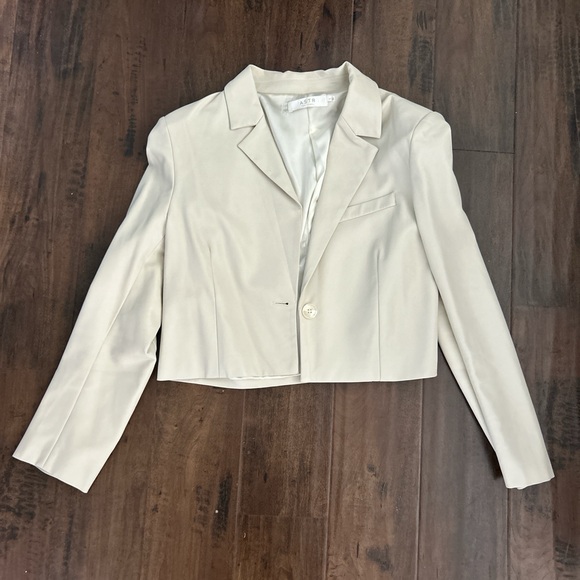 ASTR the label Yaremi Faux Leather Cropped Blazer - Picture 2 of 5